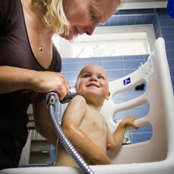 Tikakosken HYVÄN OLON -päiväkoideissa on käytössä Babystanderit, jotka parantavat hoitajien ergonomiaa ja lisäävät vuorovaikutusta lapsen ja hoitajan välillä.