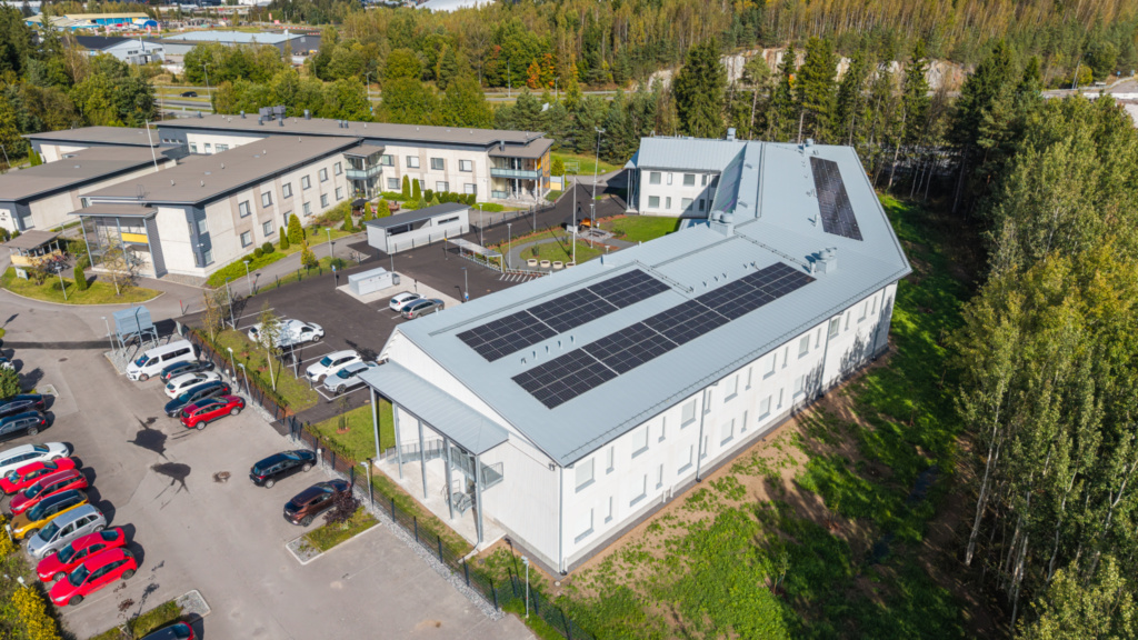 Dronekuva talosta. Katolla aurinkopanelit.